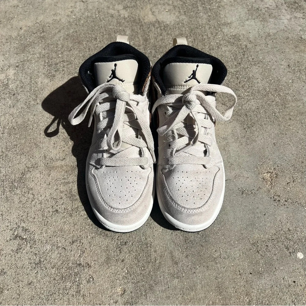 Air Jordan 1 Mid SE Sneakers Youth Kids 13 Shoes Brown Elephant DZ5370-102 - Picture 3 of 9